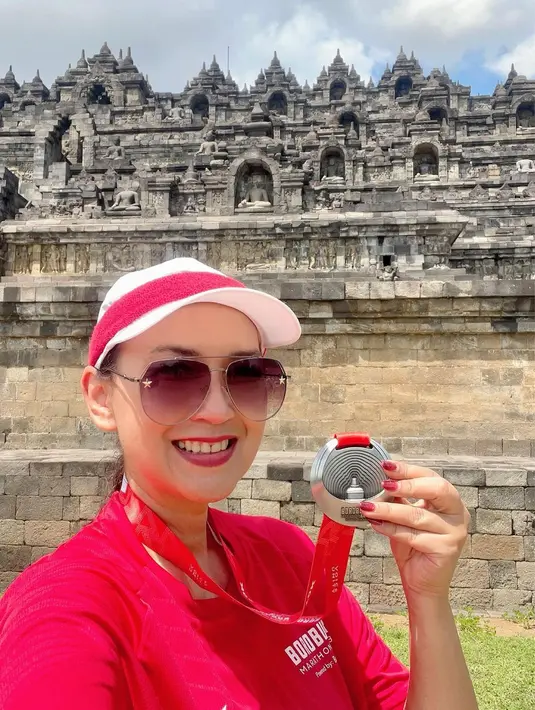 Partisipasinya di ajang lari ini membuktikan, usia ditambah kesibukan sebagai public figure bukan jadi penghalang untuk aktif berolahraga, bahkan Ira saja bisa mengikuti ajang lari. Keren banget ya! [@irawbw]