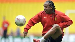 Manchester United's Brazilian midfielder Anderson takes part in a training session at the Luzhniki stadium in Moscow on the eve of the Champions league final football match against Chelsea. AFP PHOTO / Franck Fife
