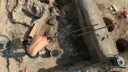 Arkeolog Bulgaria menggali sebuah pemukiman kuno di di desa Yunatsite , Bulgaria , 8 Agustus 2016. Diduga tempat ini dihuni oleh masyarakat Urban yang berasal dari Turki. (REUTERS/Dimitar Kyosemarliev)