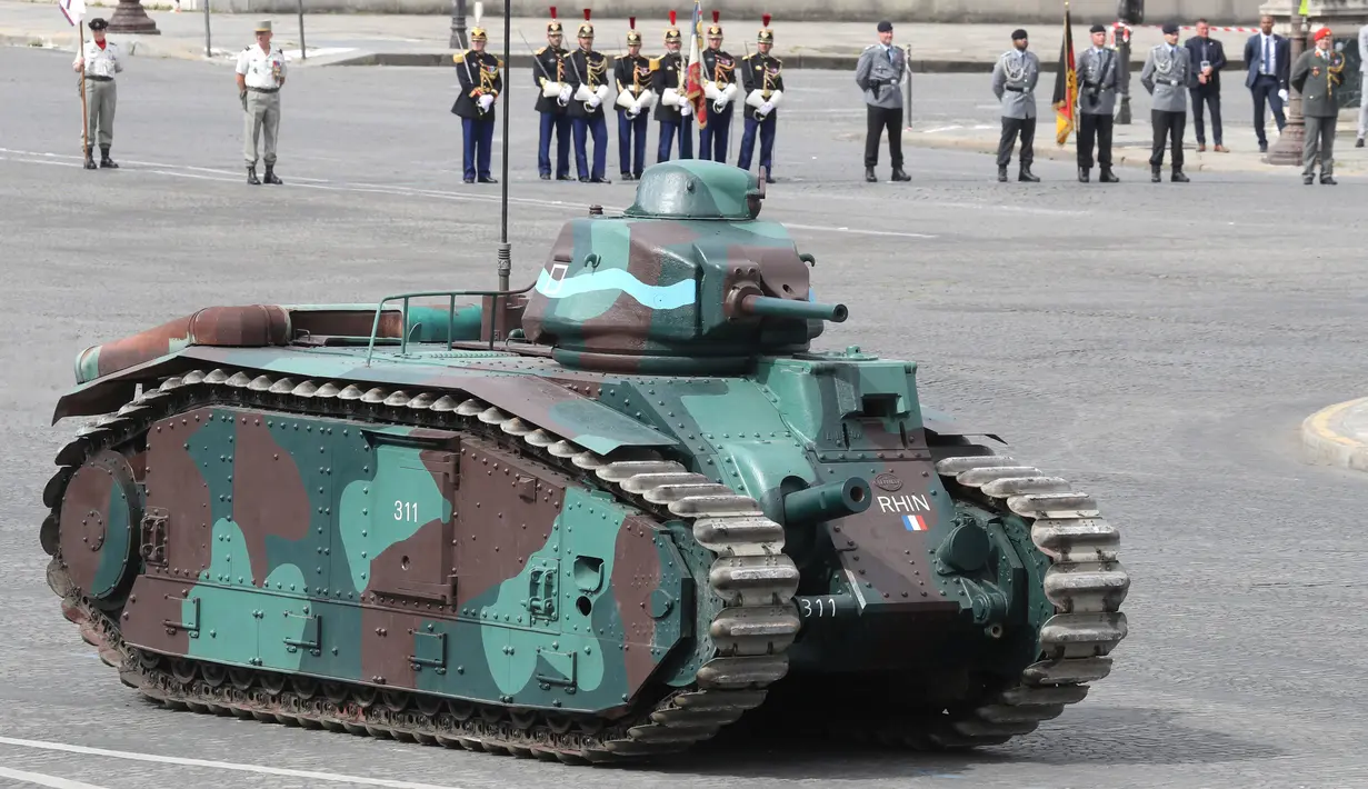 Tank Char B1 Prancis dari Perang Dunia II ditampilkan dalam upacara militer tahunan Bastille Day di Place de la Concorde, Paris (14/7/2020). Prancis dikenal memiliki tank terbaik di awal Perang Dunia II, salah satunya adalah tank kelas berat Char B1. (AFP/Thomas Samson)