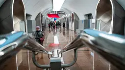 Orang-orang berjalan dalam Stasiun Rizhskaya (Riga) yang baru dibuka dari Big Circle Line (BCL) Moscow Metro (subway) di Moskow, Rusia, 6 Maret 2023. Big Circle Line baru sepanjang 70 kilometer (43 mil) adalah jalur kereta bawah tanah terpanjang di dunia, 13 kilometer lebih panjang dari pemegang rekor sebelumnya, Jalur 10 Kereta Bawah Tanah Beijing. (AP Photo/Alexander Zemlianichenko)