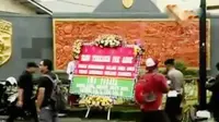 Basuki Tjahaja Purnama atau Ahok menerima kiirman karangan bunga mawar dari tukang bunga di kawasan Tebet. (Liputan 6 SCTV)