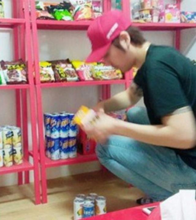 Jong Chul membuatkan minimarket untuk sang istri yang sedang hamil | Photo: Copyright neetxtshark.com