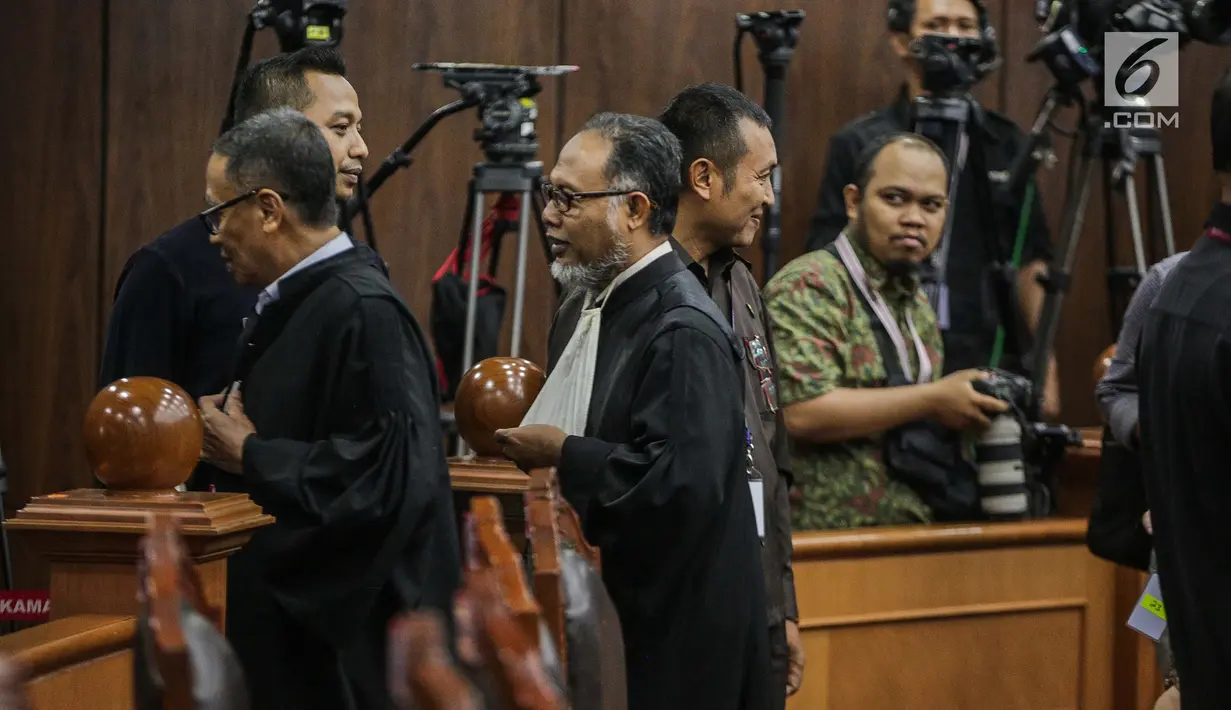 Ketua Tim Hukum Prabowo-Sandiaga, Bambang Widjojanto meninggalkan ruang sidang usai hakim menskors sidang putusan hasil sengketa pilpres 2019 di Gedung Mahkamah Konstitusi (MK), Jakarta, Kamis (27/6/2019). (Liputan6.com/FaizalFanani)