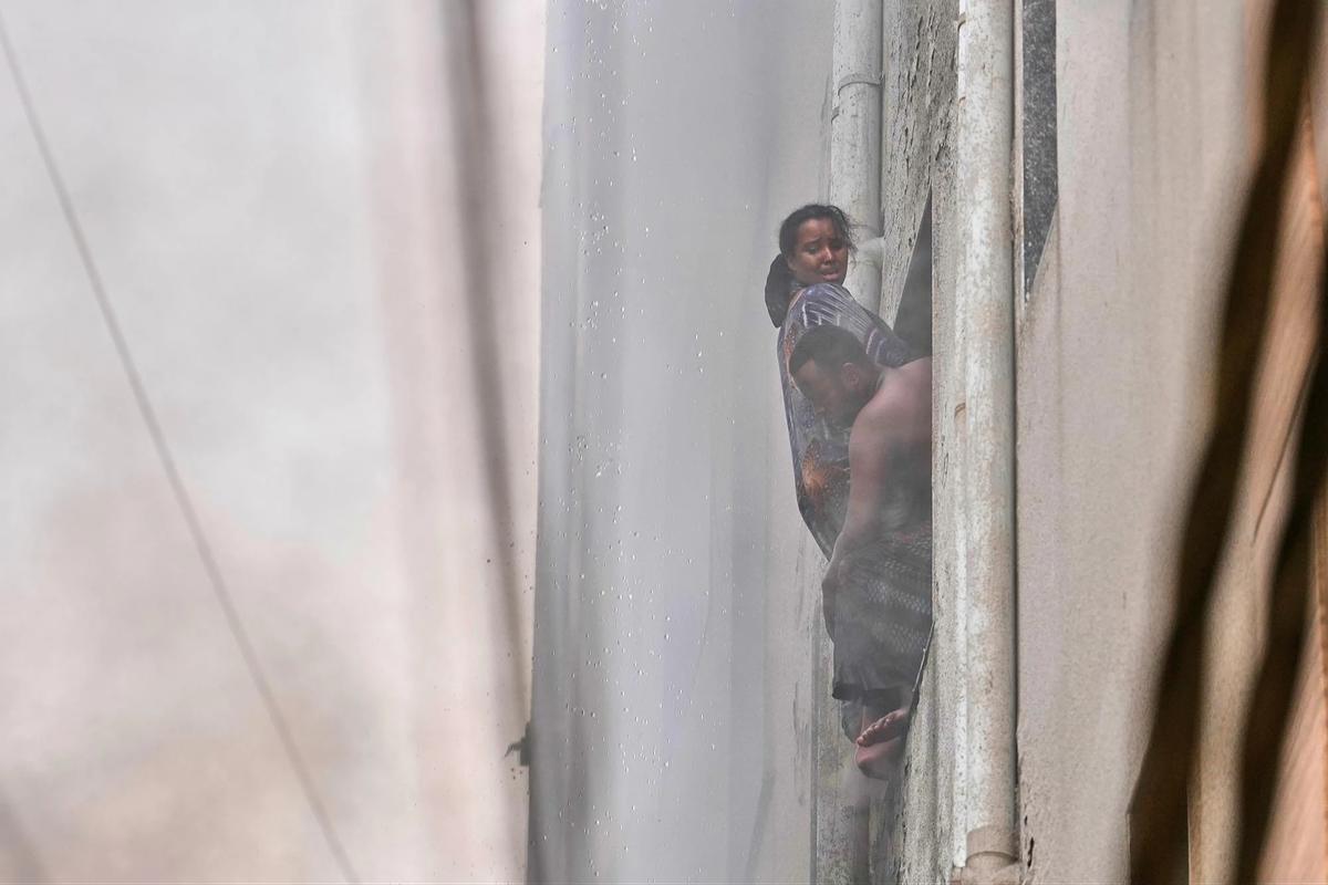 FOTO: Evakuasi Dramatis Korban Kebakaran Hotel di New Delhi