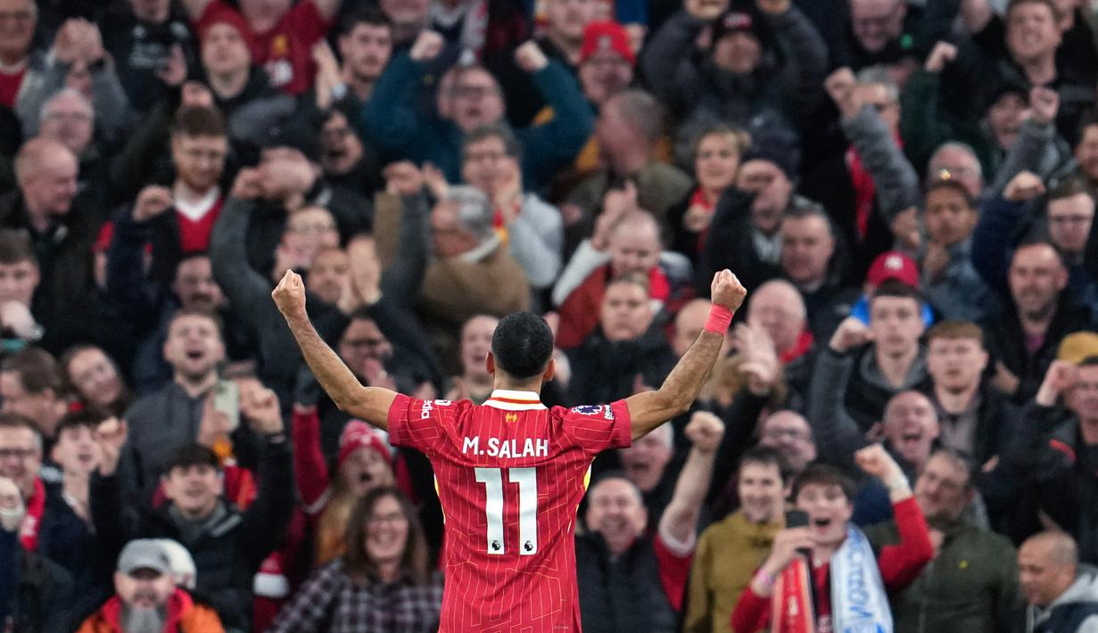 Pemain Liverpool, Mohamed Salah, melakukan selebrasi setelah mencetak gol ke gawang Brighton & Hove Albion pada laga pekan ke-10 Liga Inggris di Stadion Anfield, Sabtu (2/11/2024). (AP Photo/Jon Super)