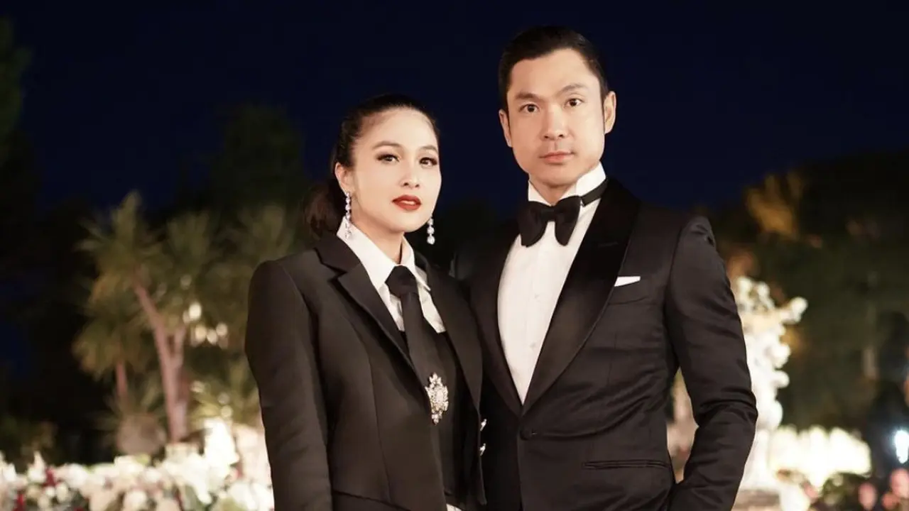 Sandra Dewi terlihat mesra dengan sang suami