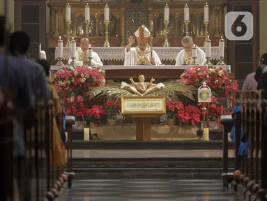 Umat Kristiani mengikuti Misa Natal di Gereja Katedral, Jakarta, Senin (25/12/2023). Gereja Katedral Jakarta menggelar Misa Natal yang berlangsung khidmat. (Liputan6.com/Herman Zakharia)