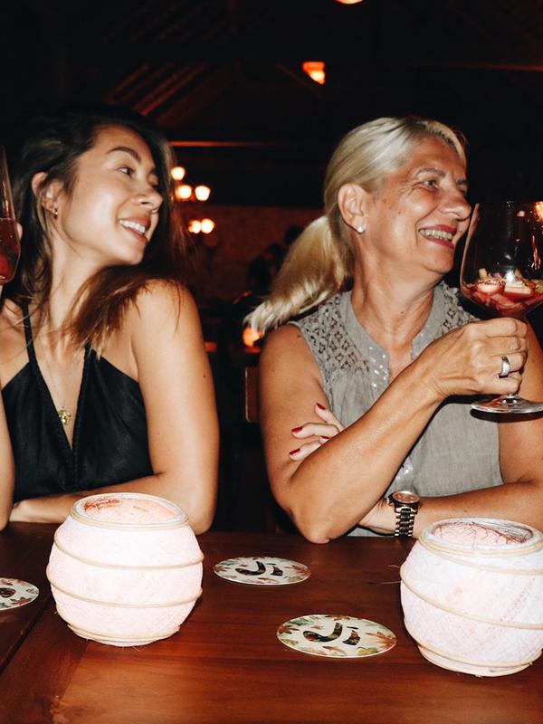 Jennifer Bachdim dan Uschi Kurniawam semakin terlihat kompak dalam foto ini. Mother and daughter goals banget kan! (Liputan6.com/IG/@jenniferbachdim)