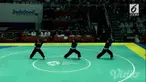 Tim silat putri Indonesia, Pramudita Yutistya, Lutfi Nurhasanan, dan Gina Tri Lestari merebut medali emas di kelas seni regu putri cabang olahraga pencak silat Asian Games 2018, Rabu (29/8).