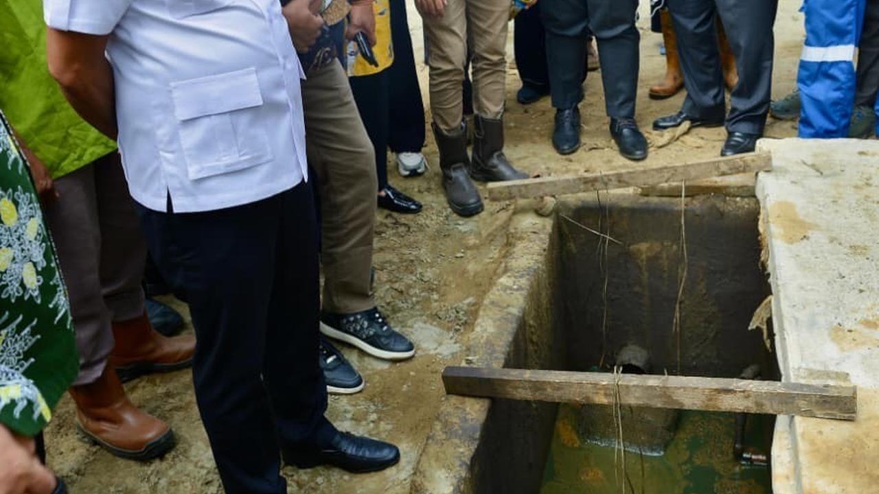 Menteri ESDM Bahlil Lahadalia meninjau langsung sumur rakyat di Musi Banyuasin