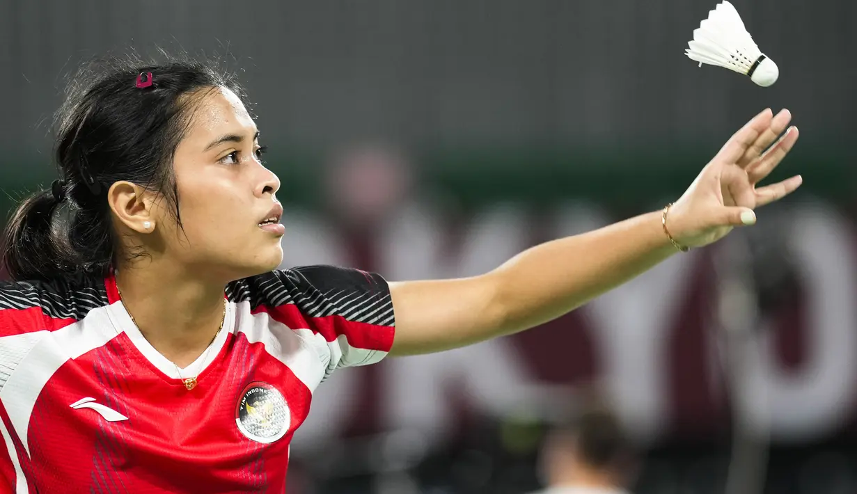Tunggal putri Indonesia Gregoria Mariska Tunjung bersiap memukul kok ke arah pebulu tangkis Thet Htar Thuzar pada laga perdana cabang bulu tangkis Grup M Olimpiade Tokyo 2020 di Musashino Forest Plaza, Minggu (25/7/2021). Gregoria Mariska menang 21-11 dan 21-8. (AP Photo/Markus Schreiber)