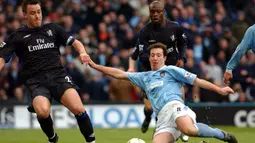 Robbie Fowler. Striker berkebangsaan Inggris ini didatangkan Manchester City dari Leeds United pada tengah musim 2002/2003. Bersama The Citizens ia bermain dalam 92 laga dengan mencetak 28 gol, 2 assist dan mengoleksi 7 kartu kuning. Tengah musim 2005/2006 ia kembali ke Liverpool. (AFP/Gerry Penny)