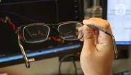 Pialang memeriksa kacamata saat tengah mengecek Indeks Harga Saham Gabungan (IHSG) di Jakarta, Kamis (9/9/2021). IHSG Bursa Efek Indonesia (BEI) pada Kamis sore ditutup menguat 42,2 poin atau 0,7 persen ke posisi 6.068,22 dipicu aksi beli oleh investor asing. (Liputan6.com/Angga Yuniar)