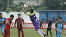 Kiper UMM, Reynold Septian, menangkap bola saat pertandingan melawan UPI pada laga final Torabika Campus Cup 2017 di Stadion Cakrawala, Malang, Kamis (23/11/2017). UMM menang WO atas UPI. (Bola.com/M Iqbal Ichsan)