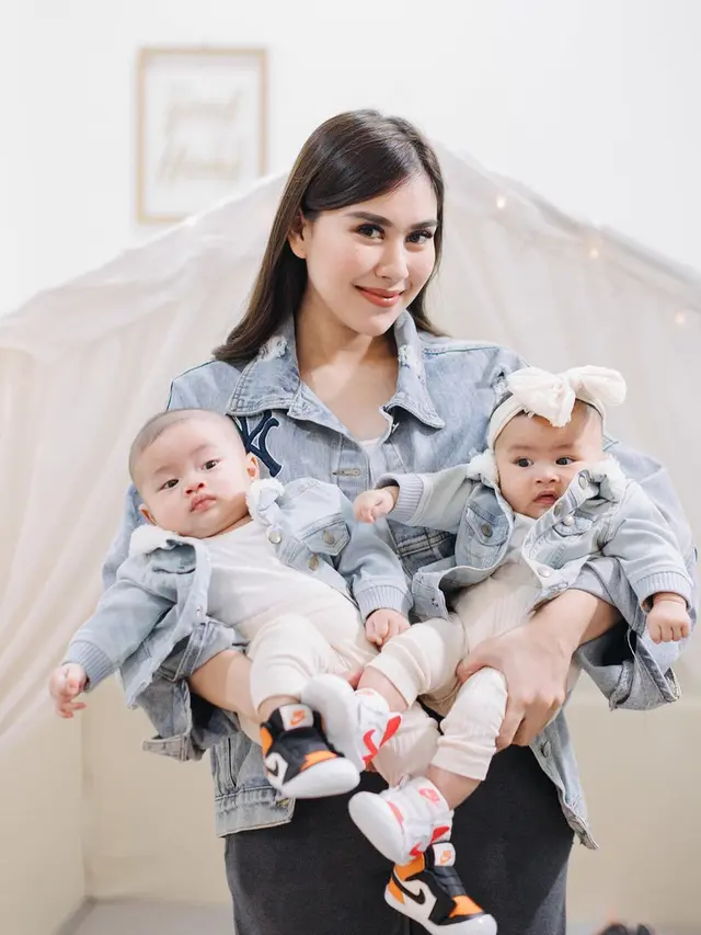 Bertema Denim, Ini 5 Gaya Pemotretan Terbaru Keluarga Syahnaz Sadiqah