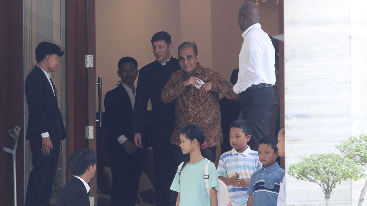Umat Katolik berdoa untuk Paus Fransiskus di Kedubes Vatikan