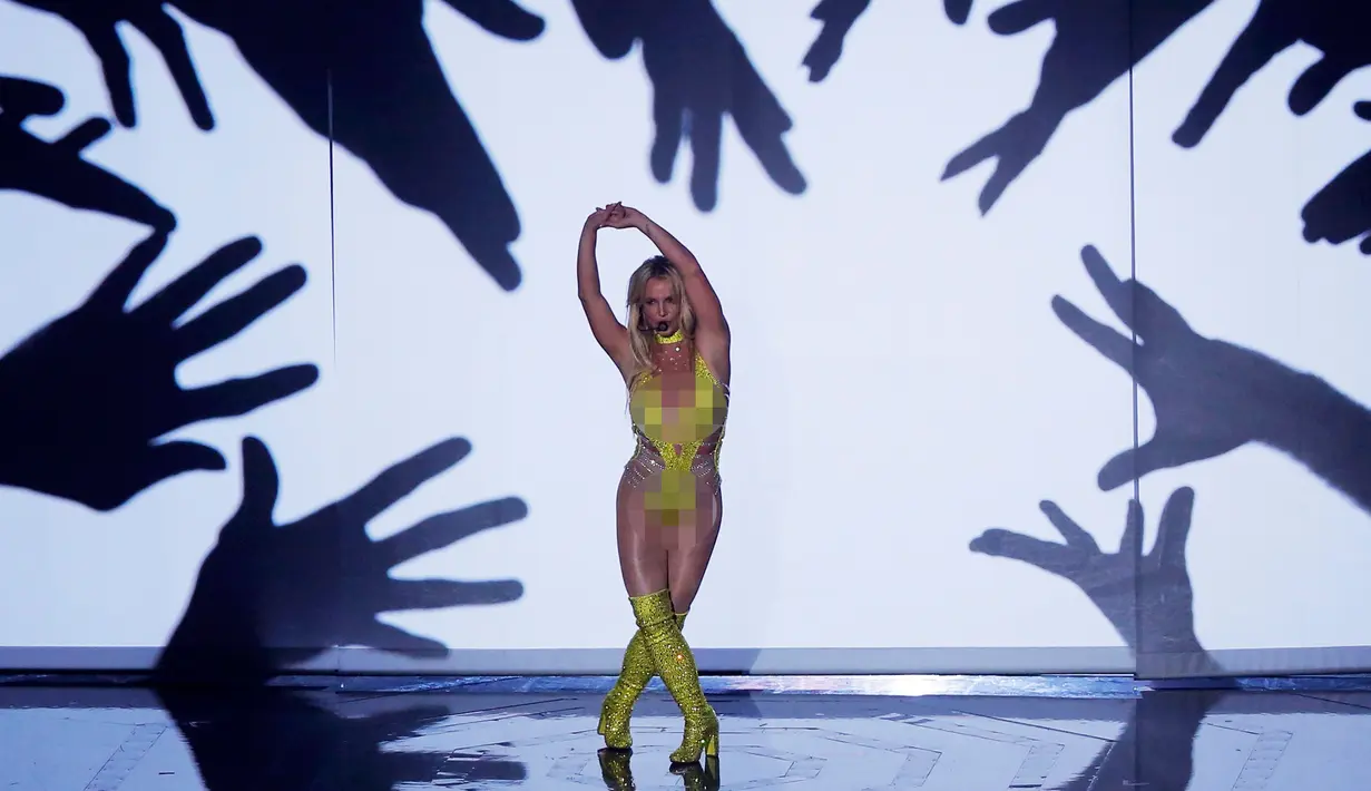  Penyanyi Britney Spears saat memanaskan panggung MTV VMA 2016 di New York, AS, (28/8). Britney tampil seksi dengan jumpsuit kuning semi transparan dengan sequin. (REUTERS/Lucas Jackson)