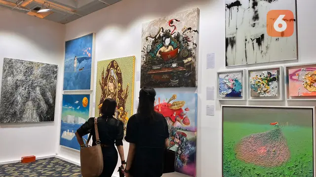 Pengunjung di ArtMoments Jakarta 2024 tampak sedang mengamati sebuah karya. (Dok: Liputan6.com/dyah)