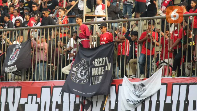 Galeri Foto Laga Persis Solo kontra Arema, Suporter Pasang Spanduk Tragedi Kanjuruhan