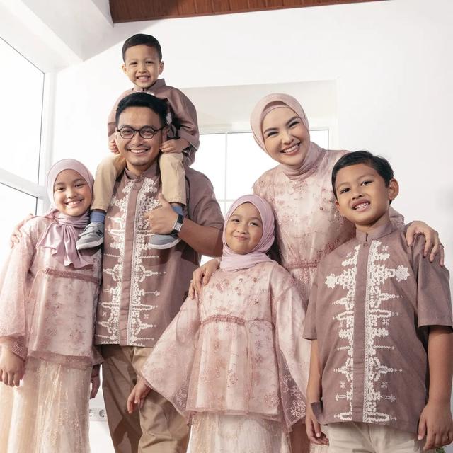 Koleksi Baju Lebaran Sarimbit dari Ria Miranda untuk 2023, Terinspirasi dari Kampung Halaman Sang Desainer