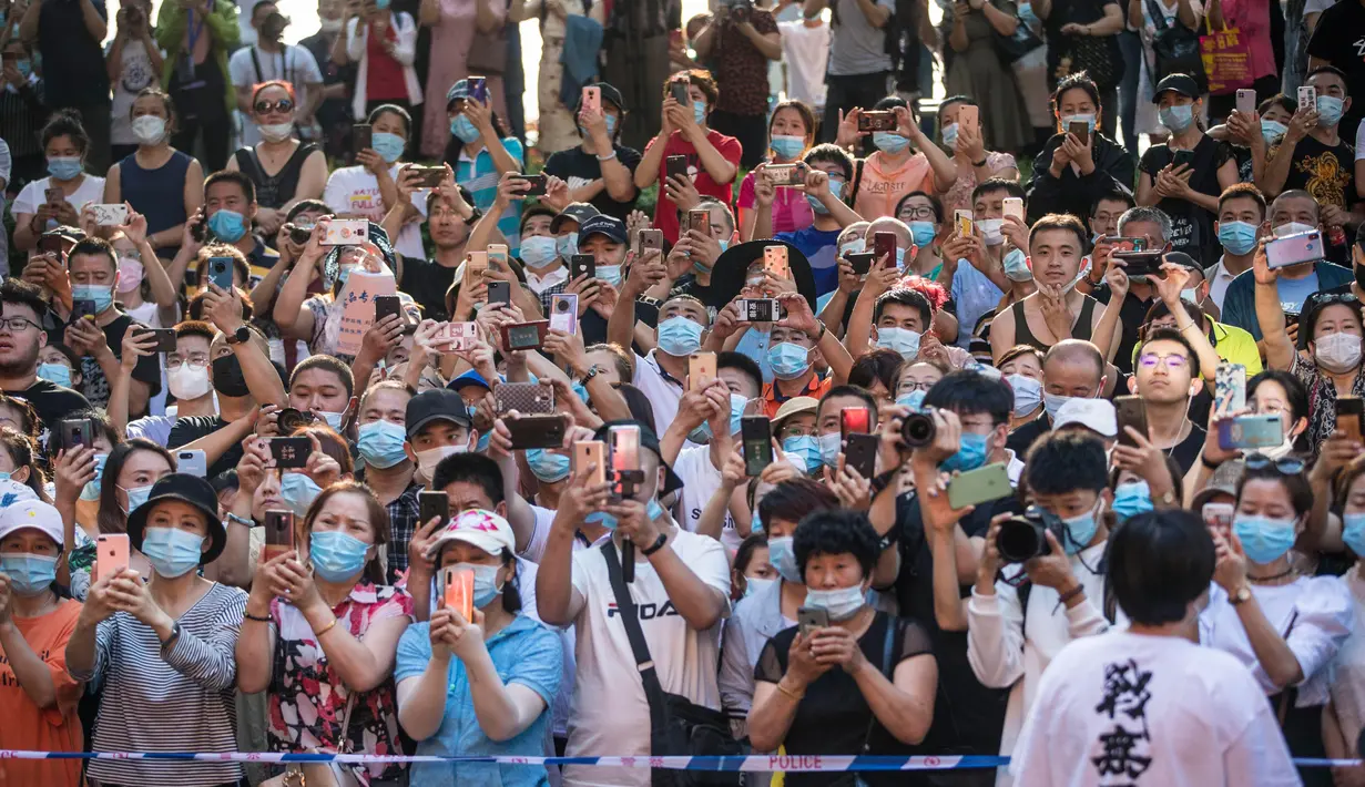 Para orang tua menunggu di luar sebuah sekolah saat anak-anak mereka mengikuti ujian masuk perguruan tinggi nasional di Kota Harbin, Provinsi Heilongjiang, 8 Juli 2020. Ujian masuk perguruan tinggi nasional telah selesai digelar di beberapa bagian wilayah China pada Rabu (8/7). (Xinhua/Zhang Tao)