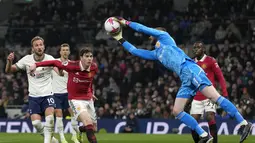 Gol Manchester United dicetak oleh penyerang Jadon Sancho (7') dan Marcus Rashford (44'). (AP Photo/Alastair Grant)