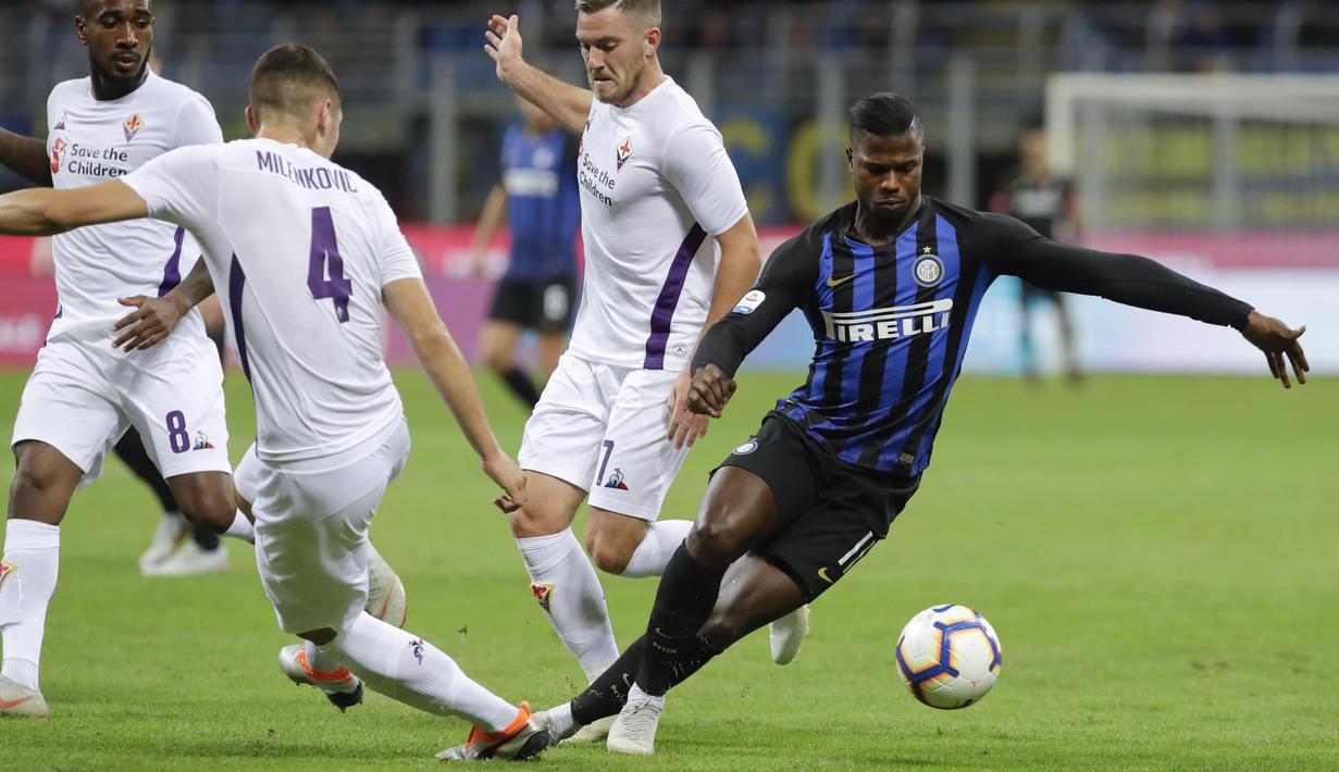 Penyerang Inter Milan, Keita Balde, berusaha melewati pemain Fiorentina pada laga Serie A Italia di Stadion Giuseppe Meazza, Rabu (26/9/2018). Inter Milan menang 2-1 atas Fiorentina. (AP/Luca Bruno)