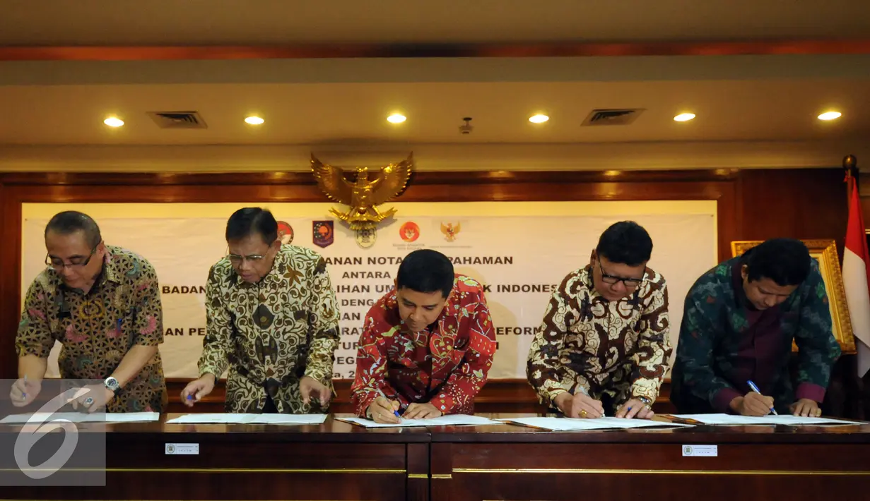 MenPAN RB, Yuddy Chrisnandi (tengah) bersama Mendagri Thahjo Kumolo (kedua kanan), Ketua Bawaslu Muhammad (kanan) bersiap menandatangani nota kesepahaman netralitas aparatur sipil negara di Jakarta, Jumat (2/10/2015). (Liputan6.com/Helmi Fithriansyah)