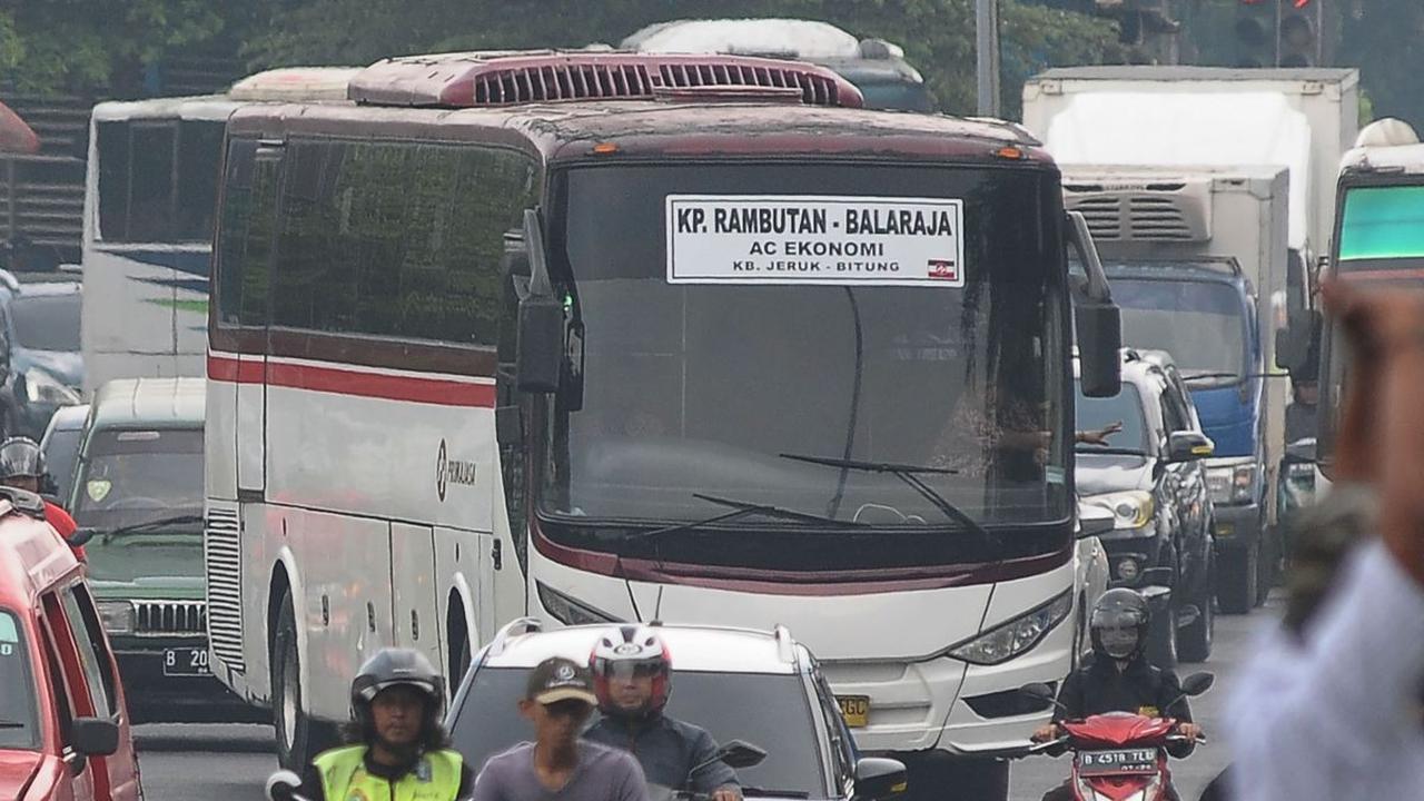 Bus Antar Kota Antar Provinsi (AKAP) melintas di kawasan Pasar Rebo, Jakarta, Sabtu (30/3/2024). Korps Lalu Lintas (Korlantas) Polri mengambil langkah tegas untuk menindak semua kendaraan, khususnya bus, yang menggunakan klakson tidak standar atau 'telole