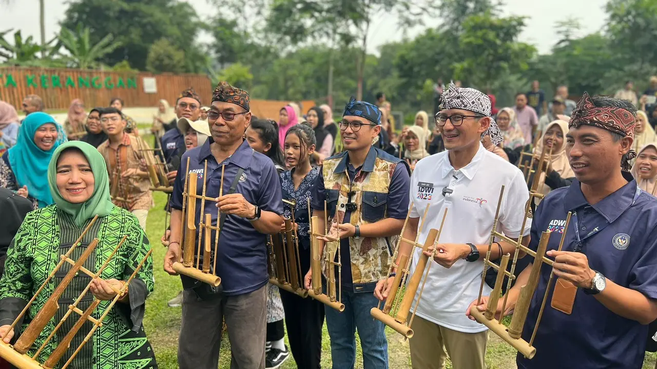 Menteri Pariwisata dan Ekonomi Kreatif, Sandiaga Salahudin Uno di Kampung wisata Keranggan di Kota Tangerang Selatan (Tangsel). (Dok Kemenparekraf)