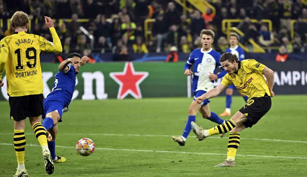 Pemain Borussia Dortmund, Marcel Sabitzer, mencetak gol ke gawang Atletico Madrid dalam duel leg kedua perempat final Liga Champions di Stadion Signal-Iduna Park, Rabu (17/4/2024).  (Bernd Thissen/dpa via AP)