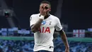 Penyerang Tottenham Hotspur, Steven Bergwijn merayakan gol yang dicetaknya ke gawang Manchester United dalam laga Liga Inggris di Stadion Tottenham, London, Jumat (19/6/2020). Manchester United (MU) berhasil mencuri poin di markas Tottenham Hotspur dengan skor imbang 1-1.  (AP/Shaun Botterill, Pool)