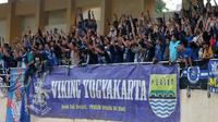 Bobotoh Persib mendukung Persib pada uji coba di Lapangan Stadion UNY, Sleman, Yogyakarta, Selasa (26/12/2017). (Bola.com/Ronald Seger Prabowo)