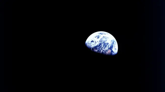 <p>Earthrise menangkap sebagian bayangan Bumi. (NASA, CC BY-NC-SA)</p>