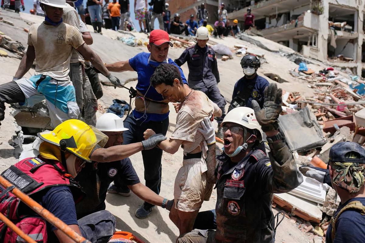 FOTO: Penyelamatan Dramatis Korban Selamat Setelah Dua Hari Tertimbun Gempa Venezuela