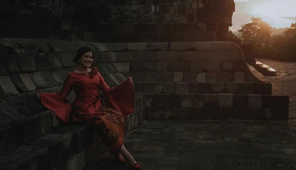 Sebelumnya, putri presiden itu juga mengunggah foto saat sedang menjalani pemotretan di salah satu sudut Candi Borobudur. Kahiyang cantik dengan balutan kebaya batik. (Instagram/ayanggkahiyang)