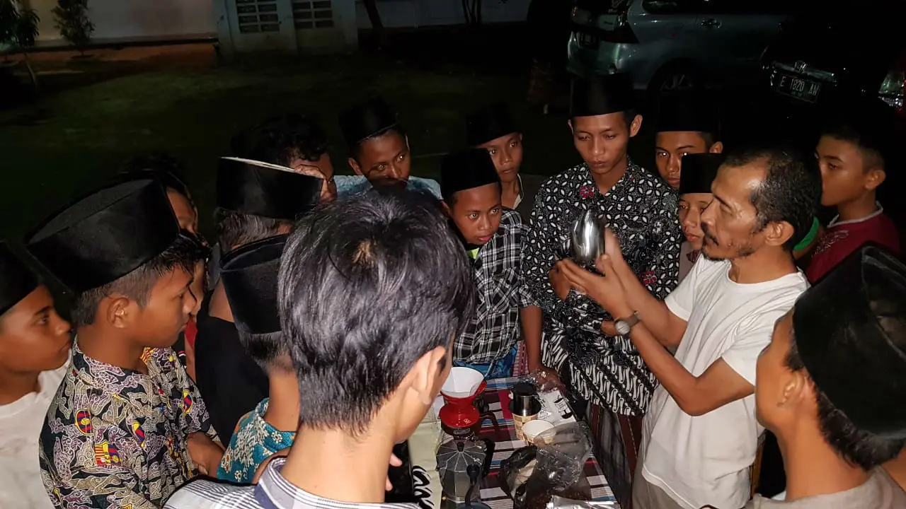 Cerita Pegiat Kopi Kenalkan Budaya Ngopi ke Santri Cirebon