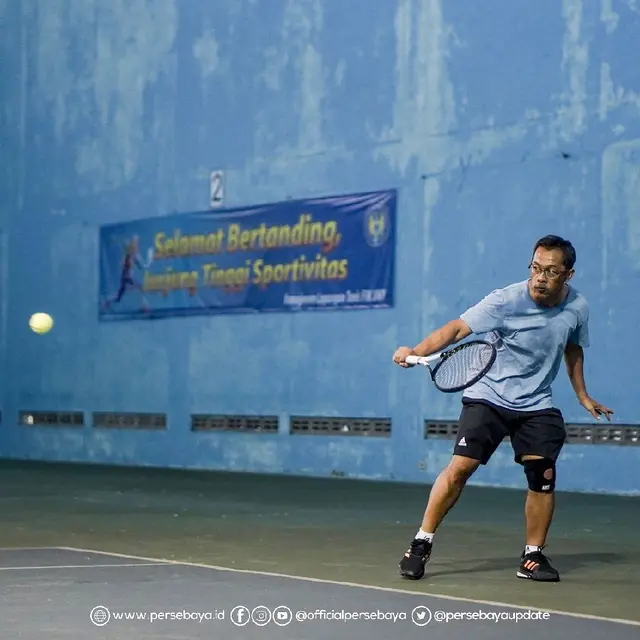 Potret Aji Santoso Pelatih Persebaya Surabaya Saat Bermain Tenis