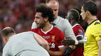 Ekspresi Mohamed Salah usai cedera saat melawan Real Madrid pertandingan final Liga Champions di Stadion NSK Olimpiyskiy, Ukraina (26/5). Salah mengalami cedera bahu usai berebut bola dengan bek Real Madrid Sergio Ramos. (AP/Pavel Golovkin)