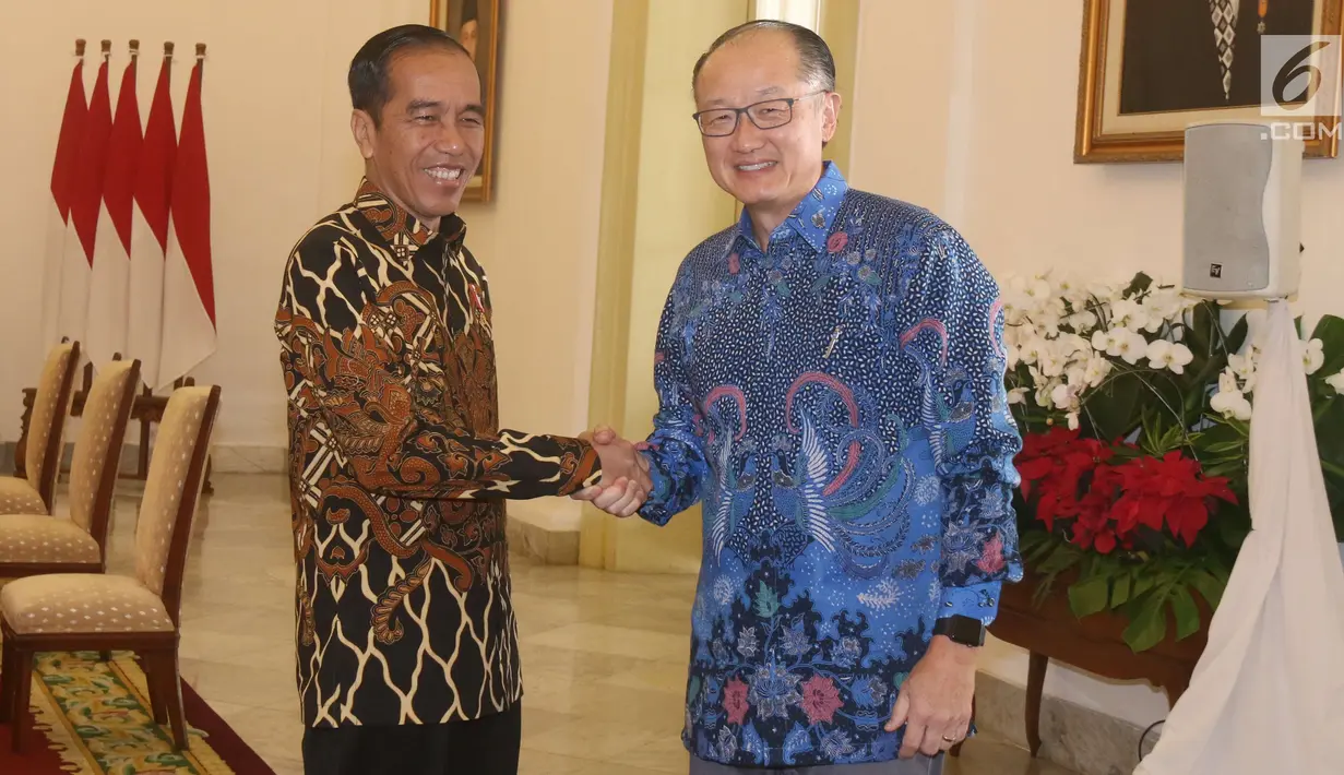 Presiden Joko Widodo (Jokowi) bersalaman dengan Presiden Bank Dunia Jim Yong Kim saat kunjungan kehormatan di Istana Kepresidenan Bogor, Jawa Barat, Rabu (4/7). Pertemuan membahas persiapan Annual Meeting IMF-World Bank di Bali (Liputan6.com/Angga Yuniar)