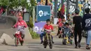 Beberapa anak bermain motor-motoran di area RTH Kalijodo, Rabu (20/6). Banyaknya pilihan permainan buat anak-anak menjadikan RTH Kalijodo memiliki daya tersendiri untuk menghabiskan waktu libur bersama keluarga. (Lipiutan6.com/Helmi Fithriansyah)