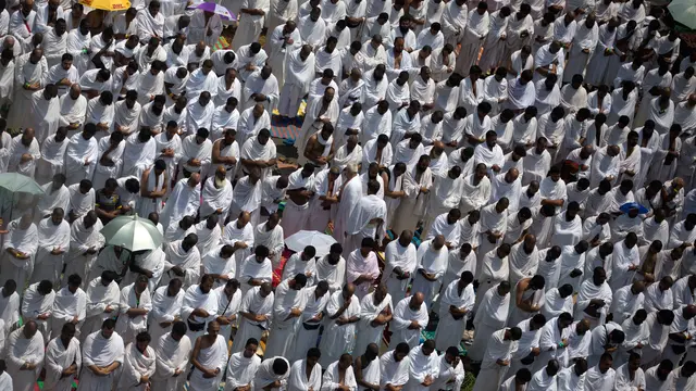 Ratusan Ribu Jemaah Haji Tunaikan Salat di Masjid Namirah Saat Wukuf