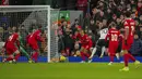 Gelandang Fulham, Willian (ketiga kanan) melepaskan tendangan yang menghasilkan gol ke gawang Liverpool pada laga leg pertama babak semifinal Carabao Cup 2023/2024 di Anfield Stadium, Liverpool, Kamis (11/1/2024) dini hari WIB. (AP Photo/Jon Super)