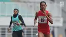 Atlet asal Bali, Dewi Ayu Agung Kurnia (tengah) saat berlaga di kelas lari 400 meter putri senior Kejurnas Atletik U18, U20 dan Senior 2019 di Stadion Pakansari, Kab Bogor, Jumat (2/8/2019). Dewi Ayu Agung Kurnia meraih posisi pertama dengan catatan waktu 55,56 detik. (Liputan6.com/Helmi Fithriansya