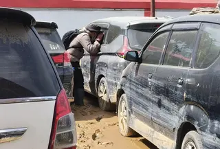 Polisi cek kendaraan di aceh tamiang isu ada mayat korban bencana. (istimewa/Polres Aceh Tamiang)