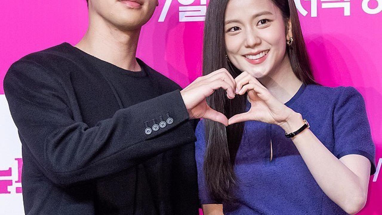 Jisoo BLACKPINK dan Park Jeong Min Tampil Serasi dalam Press Conference 'NEWTOPIA'