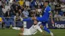 Bek Real Madrid Dani Carvajal berebut bola dengan bek Getafe Fabrizio Angileri pada pekan delapan La Liga musim 2022/2023 di Stadion Coliseum Alfonso Perez, Minggu (9/10/2022) dini hari WIB. Real Madrid menutup laga dengan kemenangan 1-0 dan untuk sementara duduk di posisi puncak dengan 21 poin. (AP Photo/Bernat Armangue)