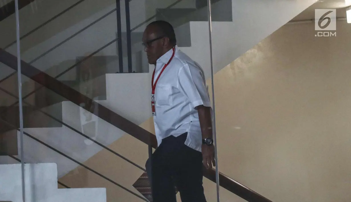 Ketua Dewan Pembina Partai Golkar Aburizal Bakrie menaiki tangga gedung KPK untuk menjalani pemeriksaan, Jakarta, Kamis (16/11). Aburizal Bakrie diperiksa KPK sebagai saksi dugaan korupsi e-KTP dengan tersangka Setya Novanto. (Liputan6.com/Faizal Fanani)