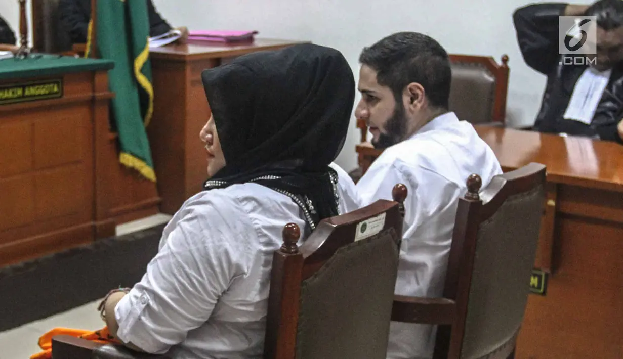 Artis Dhawiya Zaida (kiri) dan Muhammad saat mengikuti sidang kasus narkoba di PN Jakarta Timur, Selasa (26/6). Hakim langsung meminta untuk melanjutkan sidang ke agenda saksi dari pihak JPU. (Liputan6.com/HO/Udin)